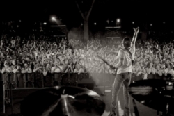 Dierke Bentley Country and Cold Cans